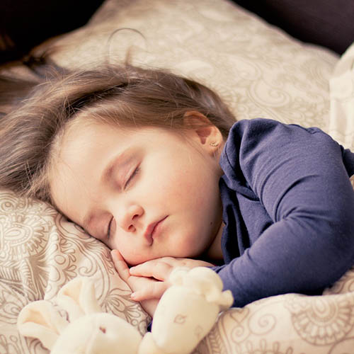  une maman avec son bébé pharmacie de l'Europe